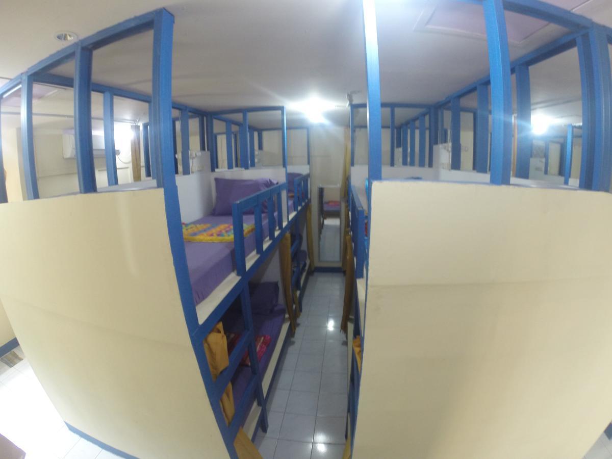 Centro Hostel Лабуан-Бахо Экстерьер фото